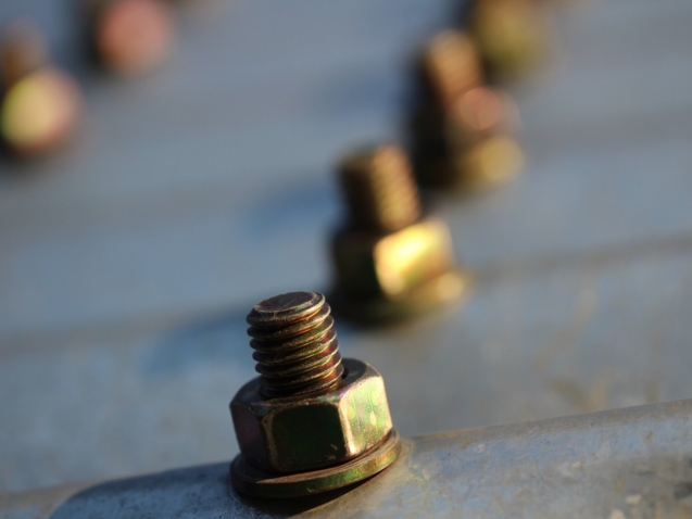 Metalowe śruby z nakrętkami złote