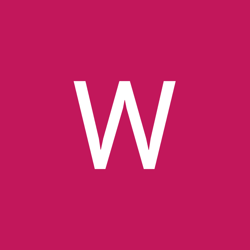 Biała litera W na różowym tle