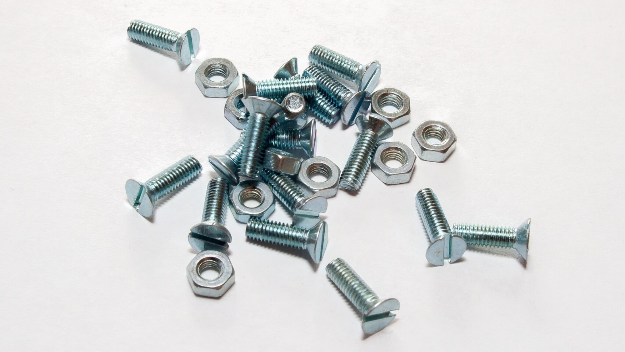 Metalowe śruby i nakrętki