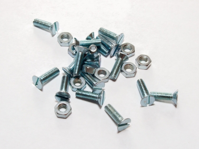 Metalowe śruby i nakrętki
