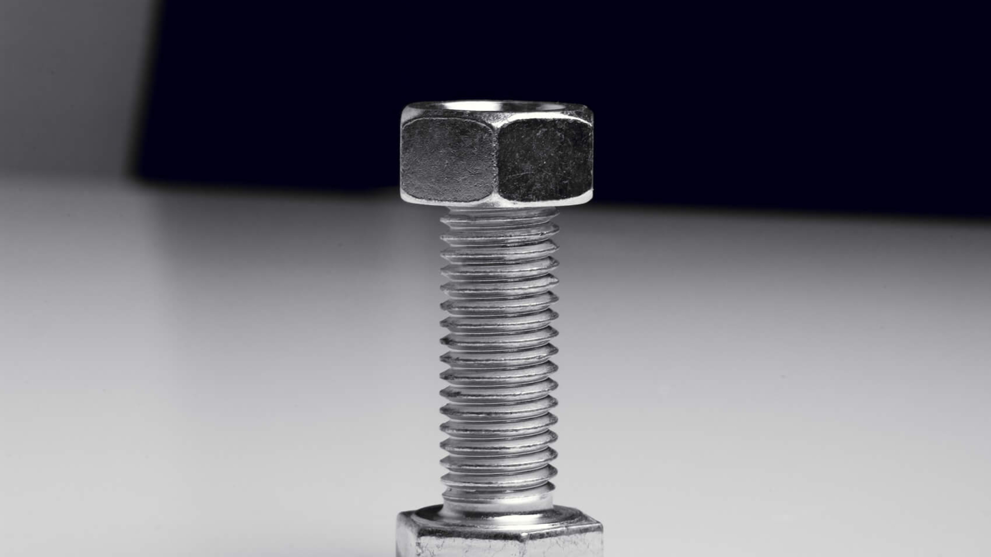 Metalowa śruba z nakrętką