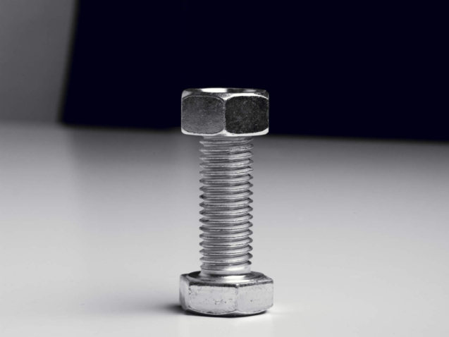 Metalowa śruba z nakrętką
