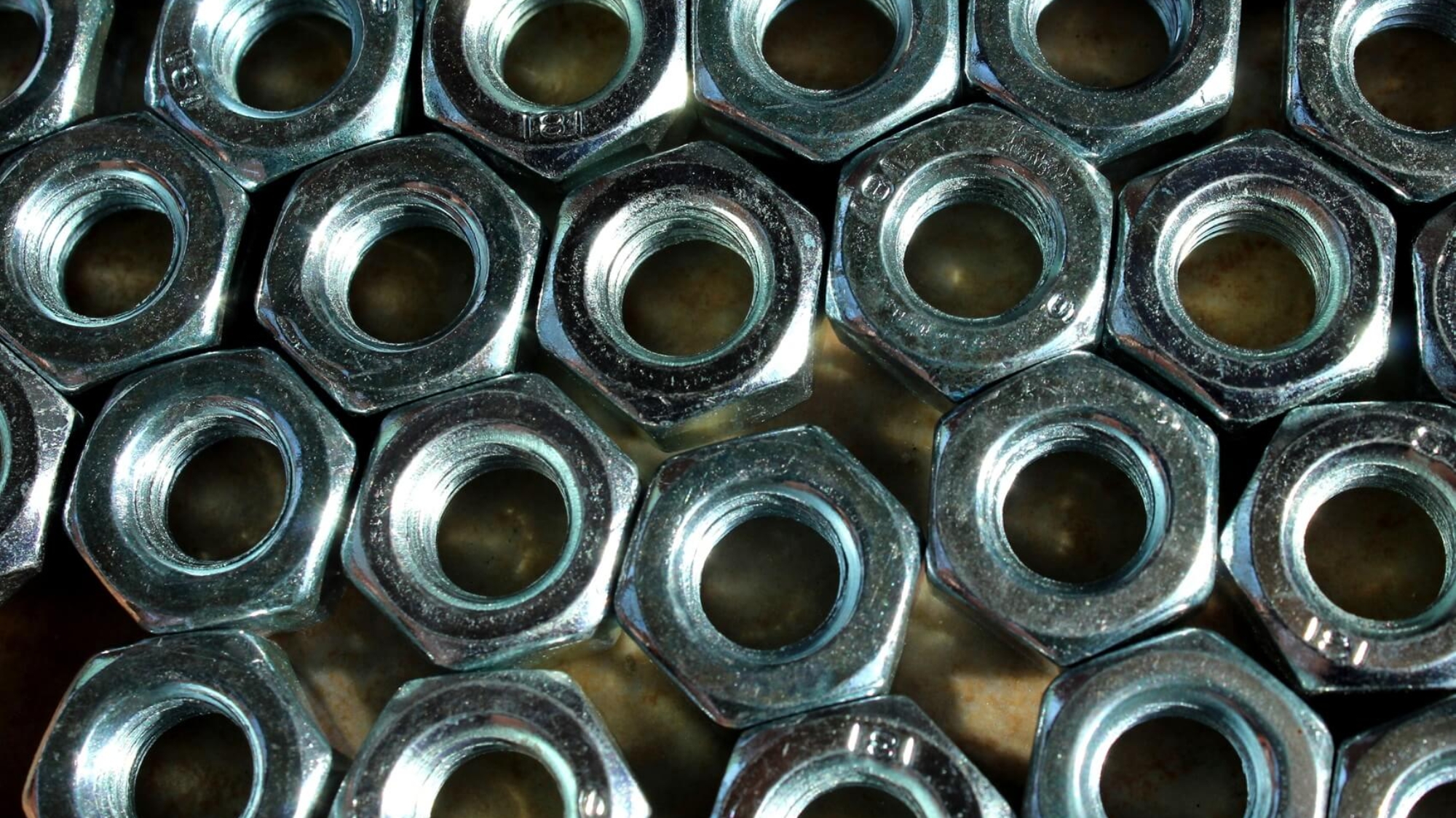 Metalowe nakrętki ułożone w rzędach