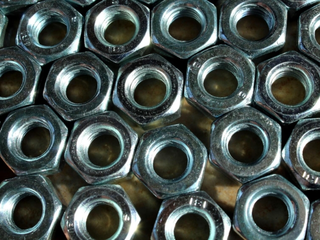 Metalowe nakrętki ułożone w rzędach