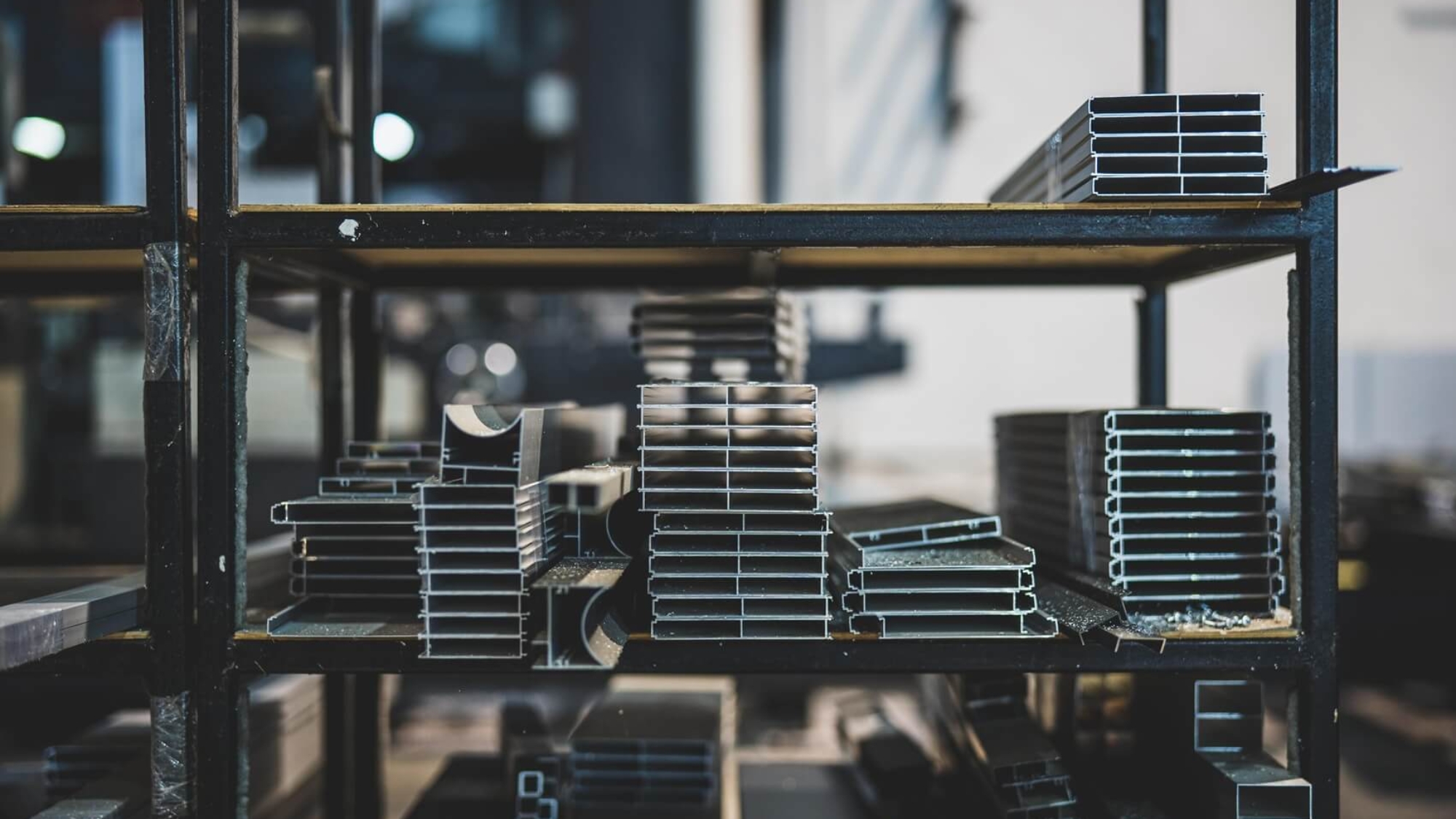 Profile aluminiowe na regałach magazynowych