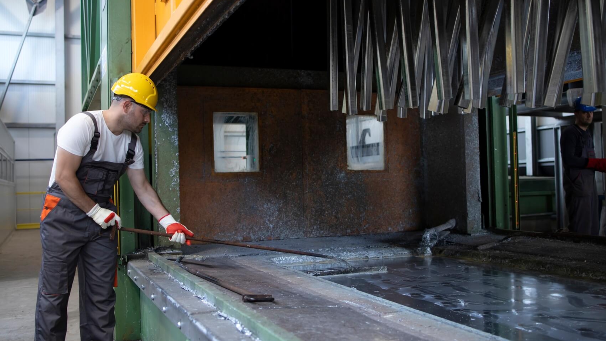 Pracownik w fabryce obróbki metalu