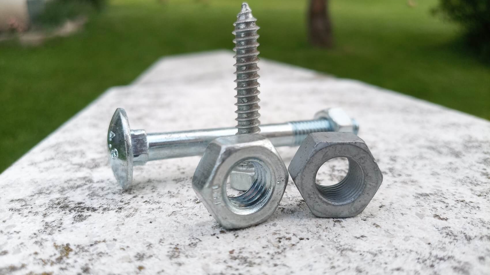 Śruby i nakrętki na betonie