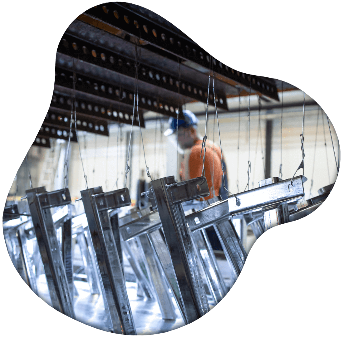 Metalowe elementy w procesie galwanizacji