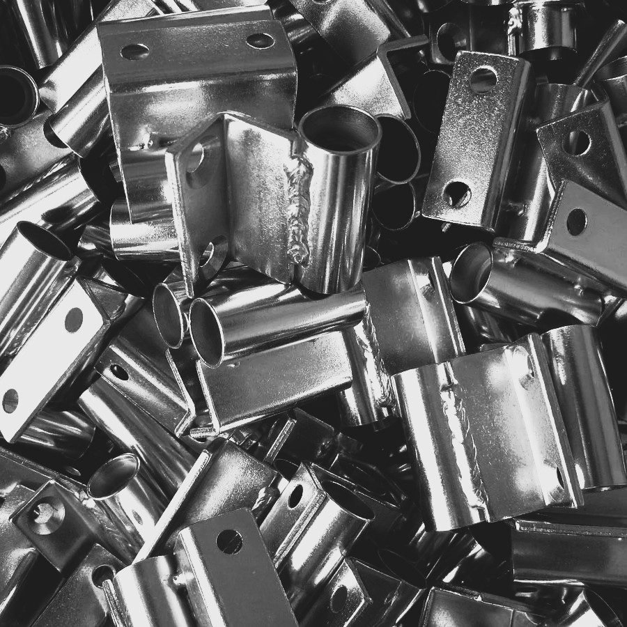 Ocynkowane elementy metalowe z otworami