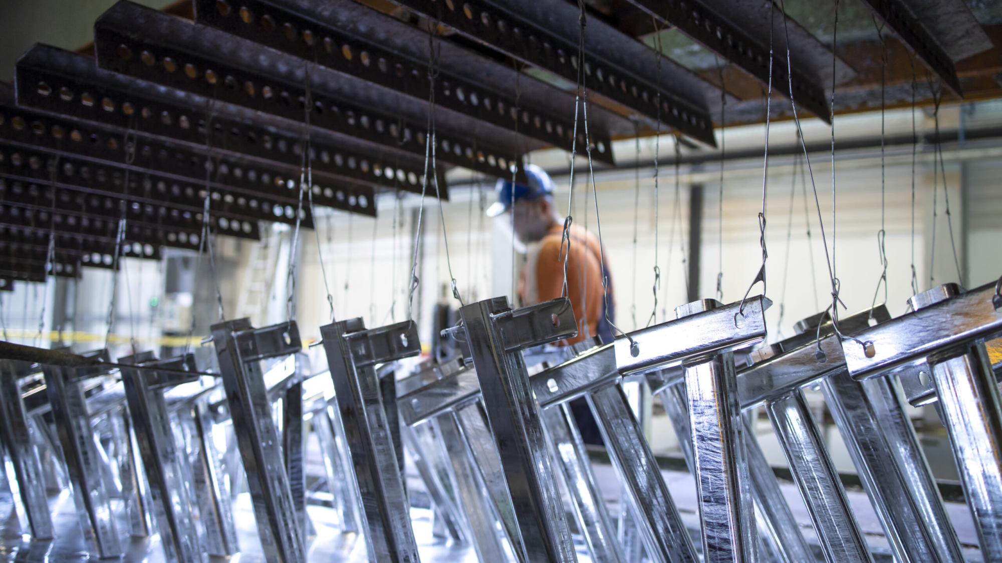 Metalowe części zawieszone w fabryce