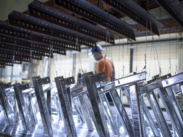 Metalowe części zawieszone w fabryce