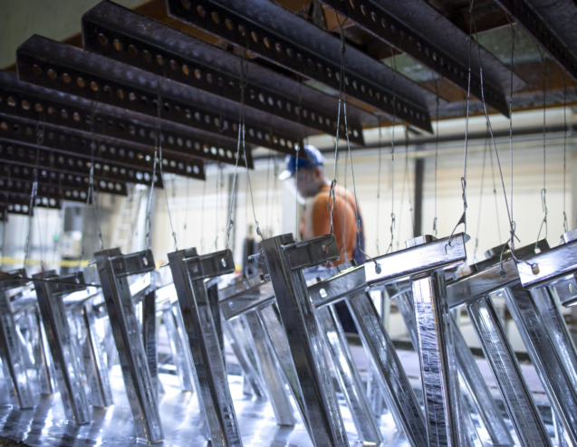 Metalowe części zawieszone w fabryce