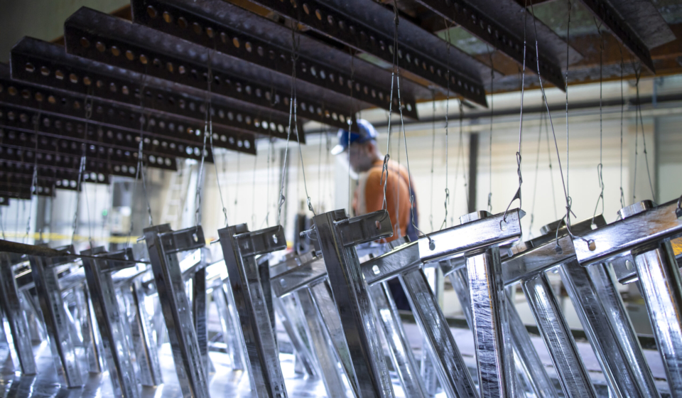 Metalowe części zawieszone w fabryce