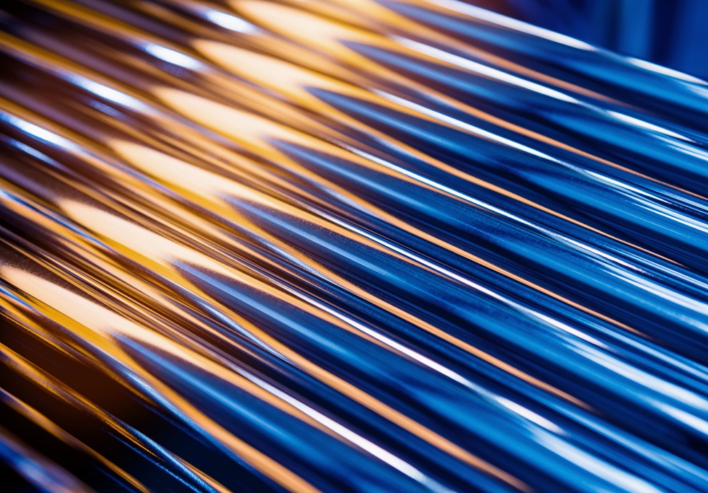 Ułożone stalowe rury na palecie