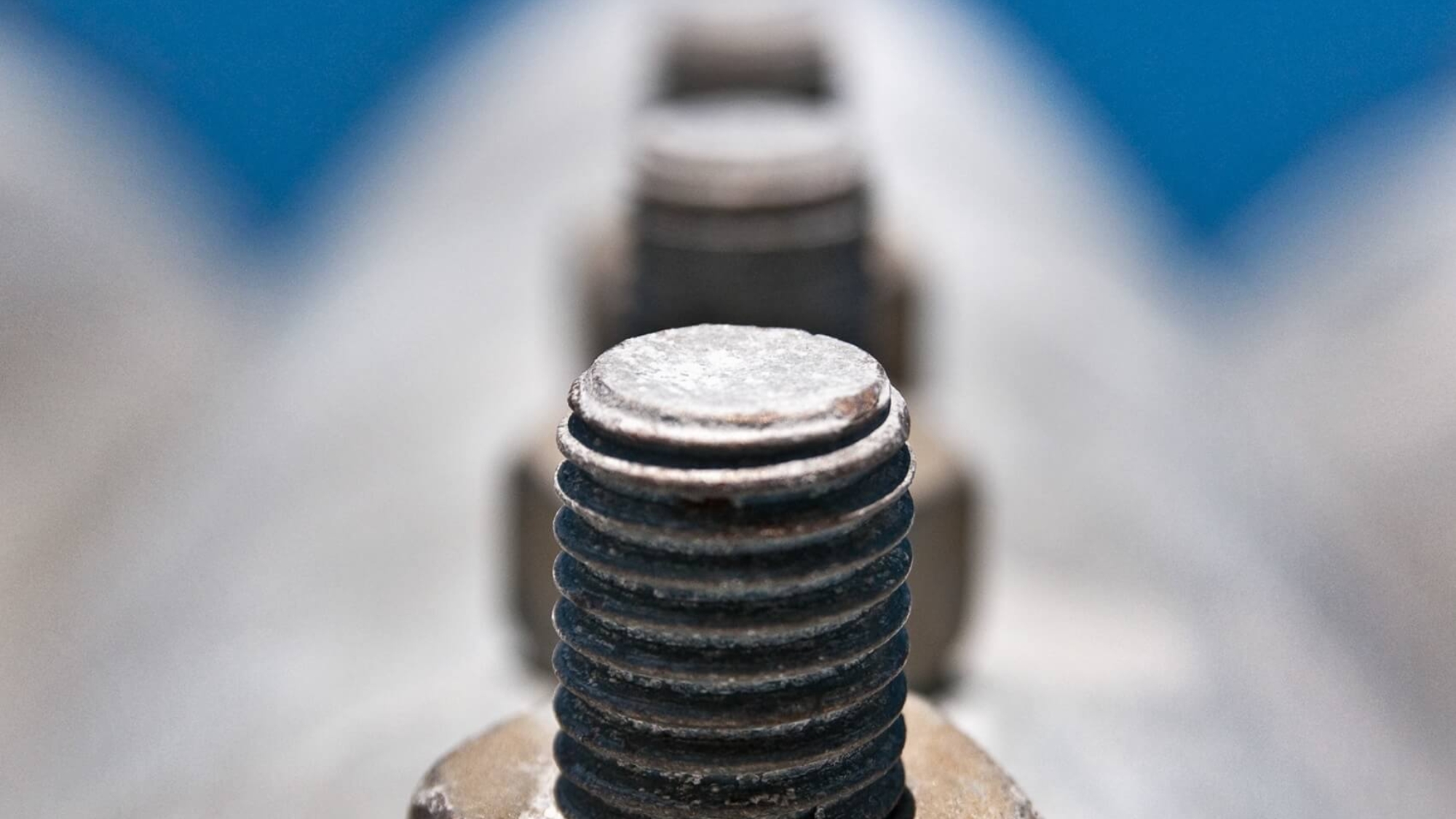 Nakrętka i śruba na kluczu