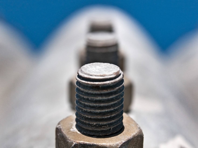 Nakrętka i śruba na kluczu