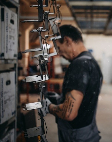 Pracownik przy maszynie przemysłowej