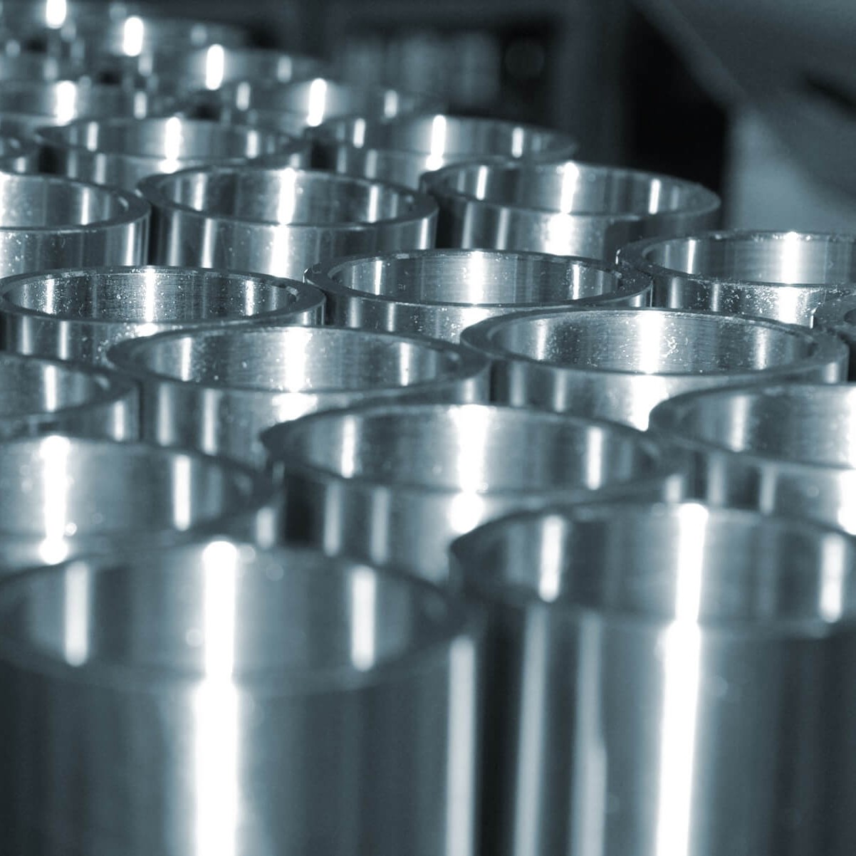 Stalowe rury ułożone w grupie