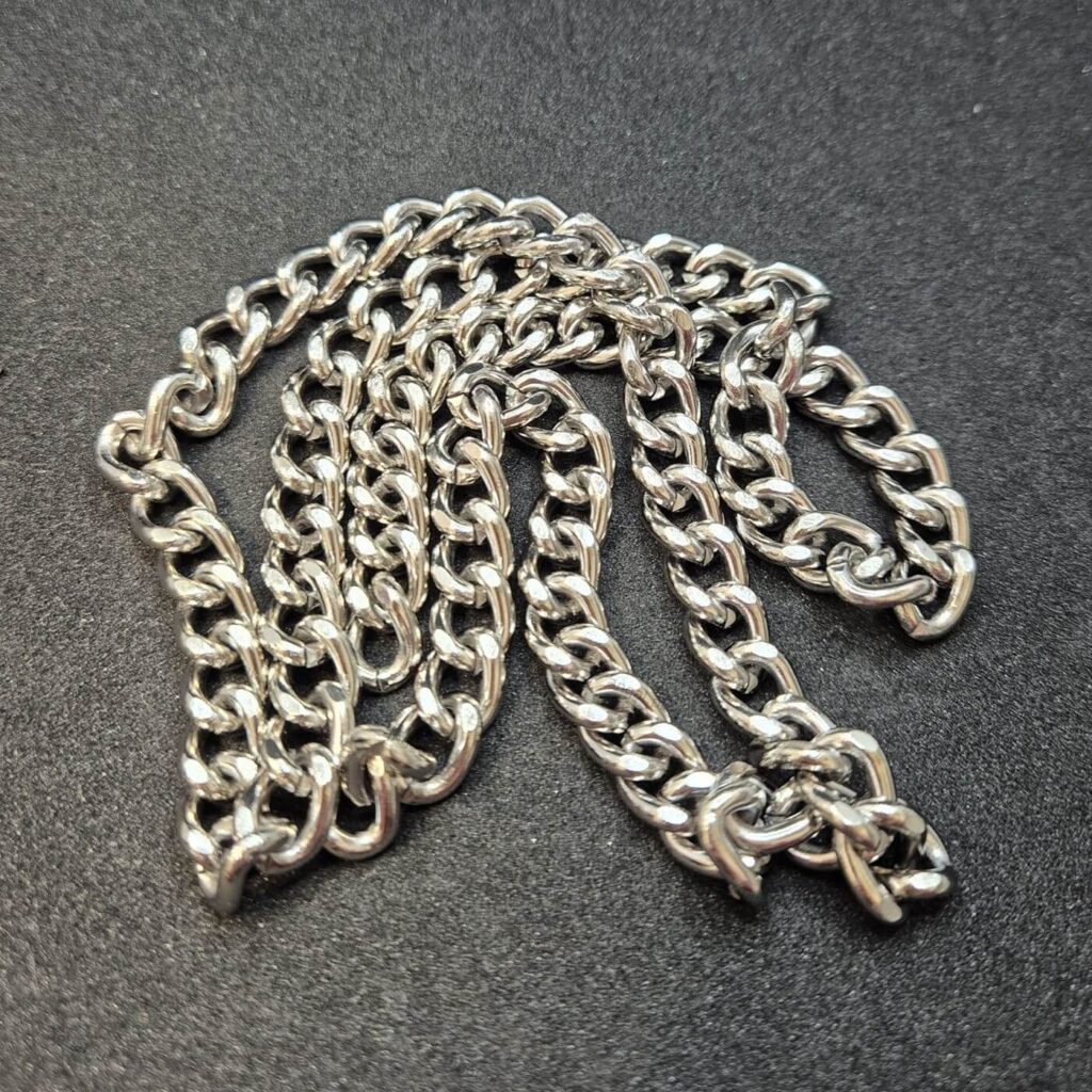 Srebrny łańcuch na ciemnym tle