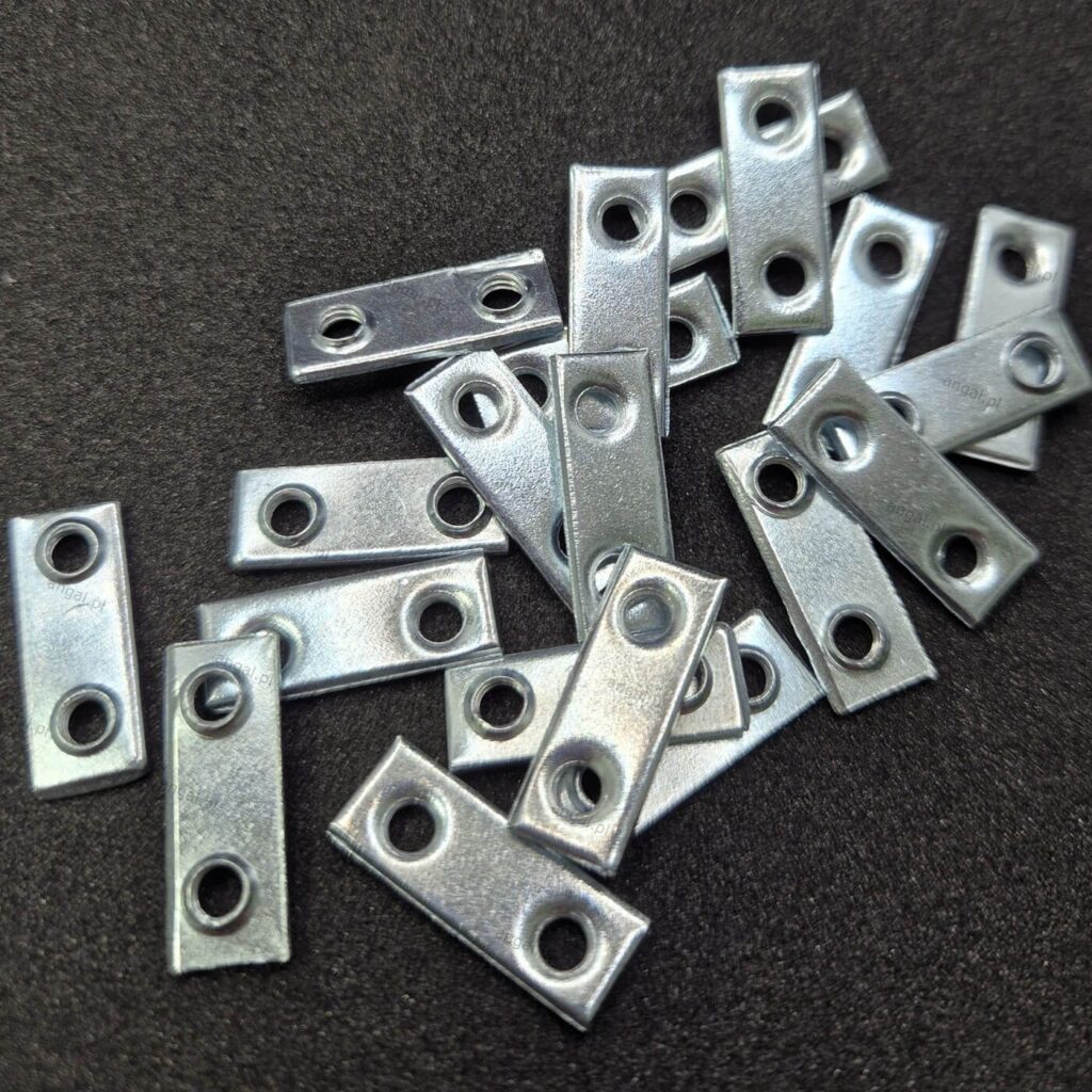 Metalowe płytki montażowe z otworami