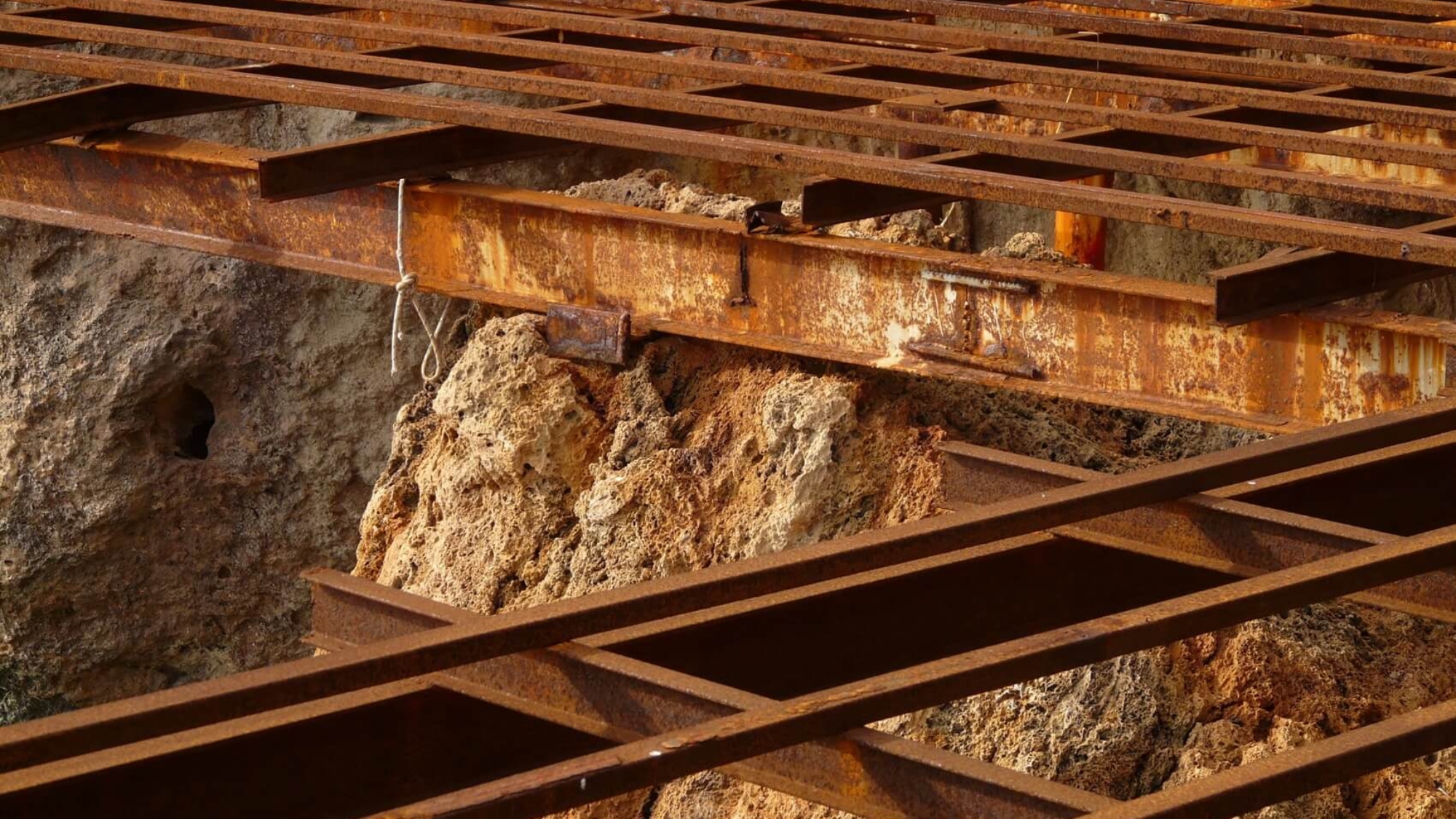 Zardzewiałe stalowe belki na skale