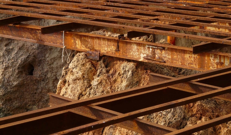 Zardzewiałe stalowe belki na skale