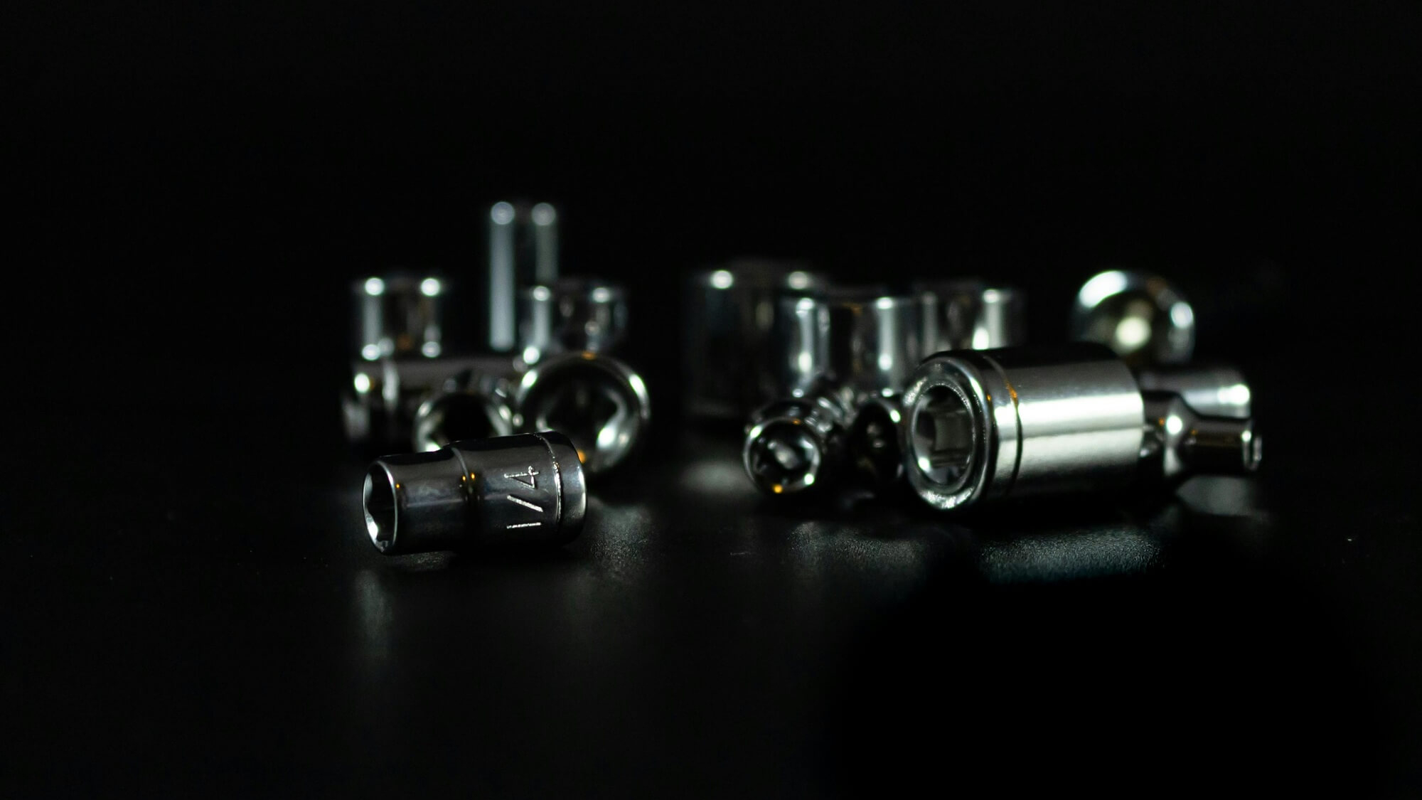 Metalowe nasadki na czarnym tle