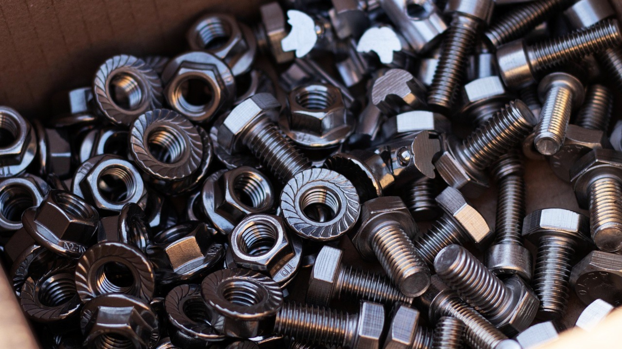 Nakrętki, śruby i podkładki metalowe