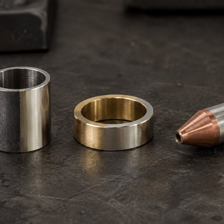 Elementy ze stali, mosiądzu i miedzi częściowo pokryte powłoką niklową podczas niklowania galwanicznego