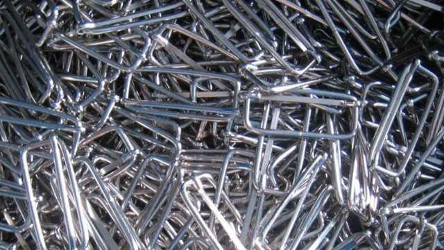 Niklowane metalowe elementy w zbliżeniu