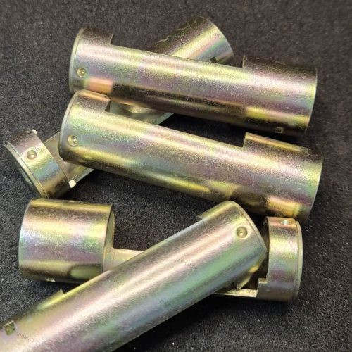 Metalowe cylindryczne części na ciemnym tle